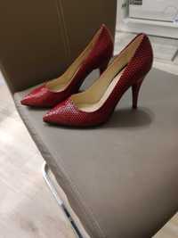 Обувки на ток червени