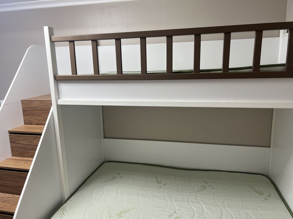 Pat suspendat +noptiera -mobilier compact perfect pentru spatii mici