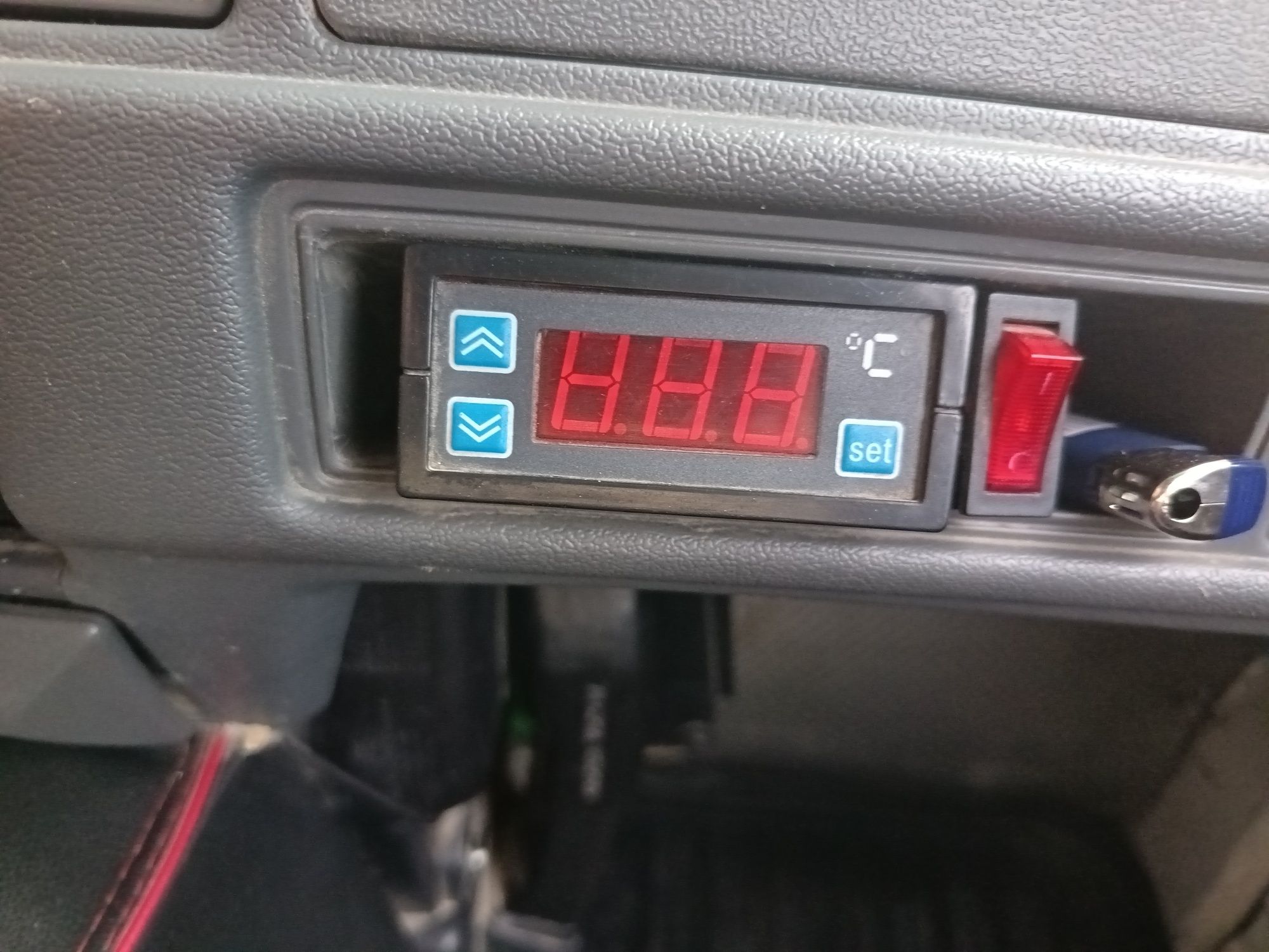 Автомобиль сотилади