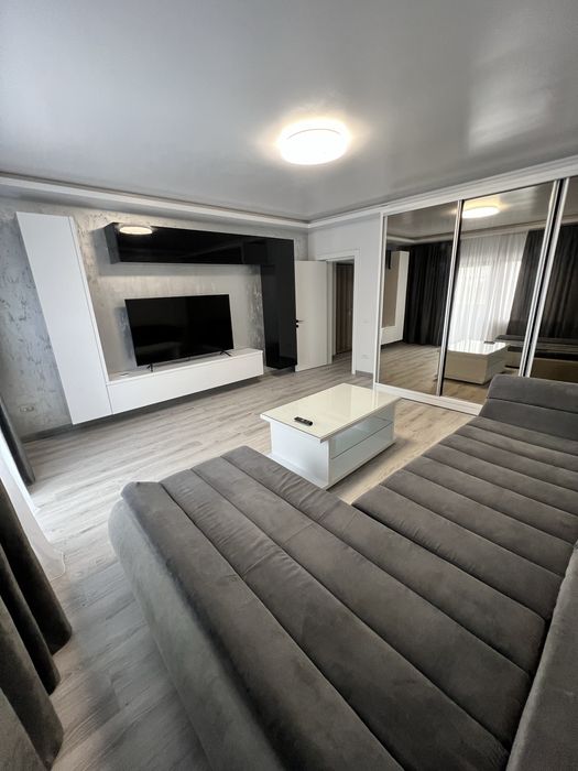 Apartament cu doua camere decomandat ,parcare si terasa