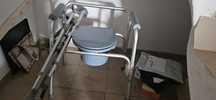 Scaun WC pentru vârstnici + 4 cârje reglabile – stare foarte bună

1