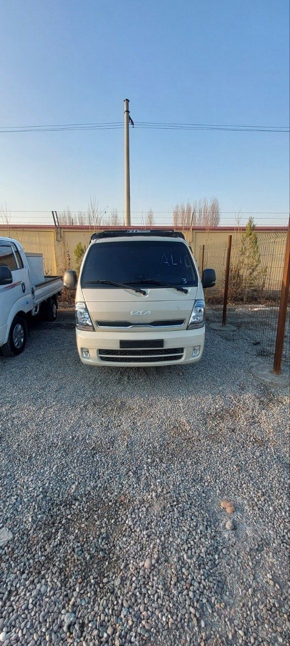 Kia bongo sotiladi