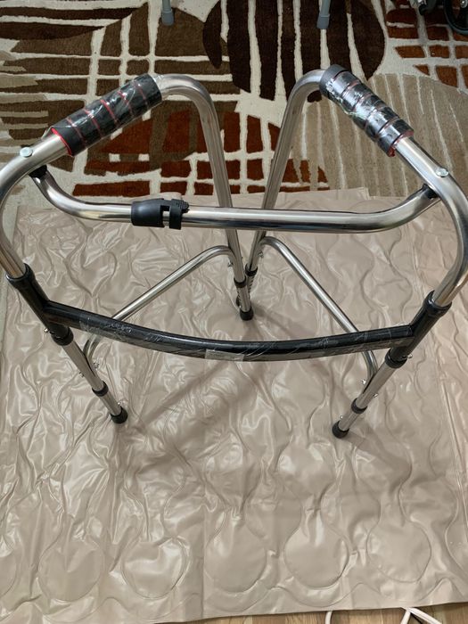 Vând cărucior cu rotile, scaun toaleta, saltea