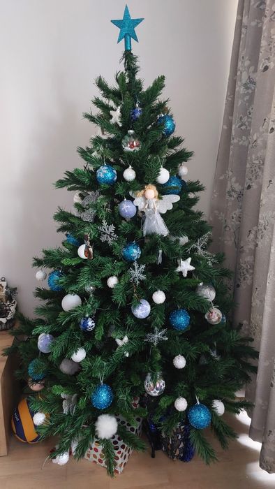 Brad artificial pentru Crăciun fara ornamente