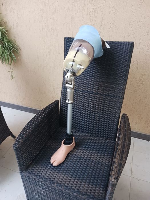Vând proteză picior drept