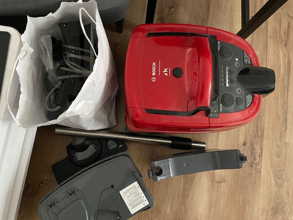 Aspirator cu spalare BOSCH AquaWash&Clean BWD421PET negru-rosu