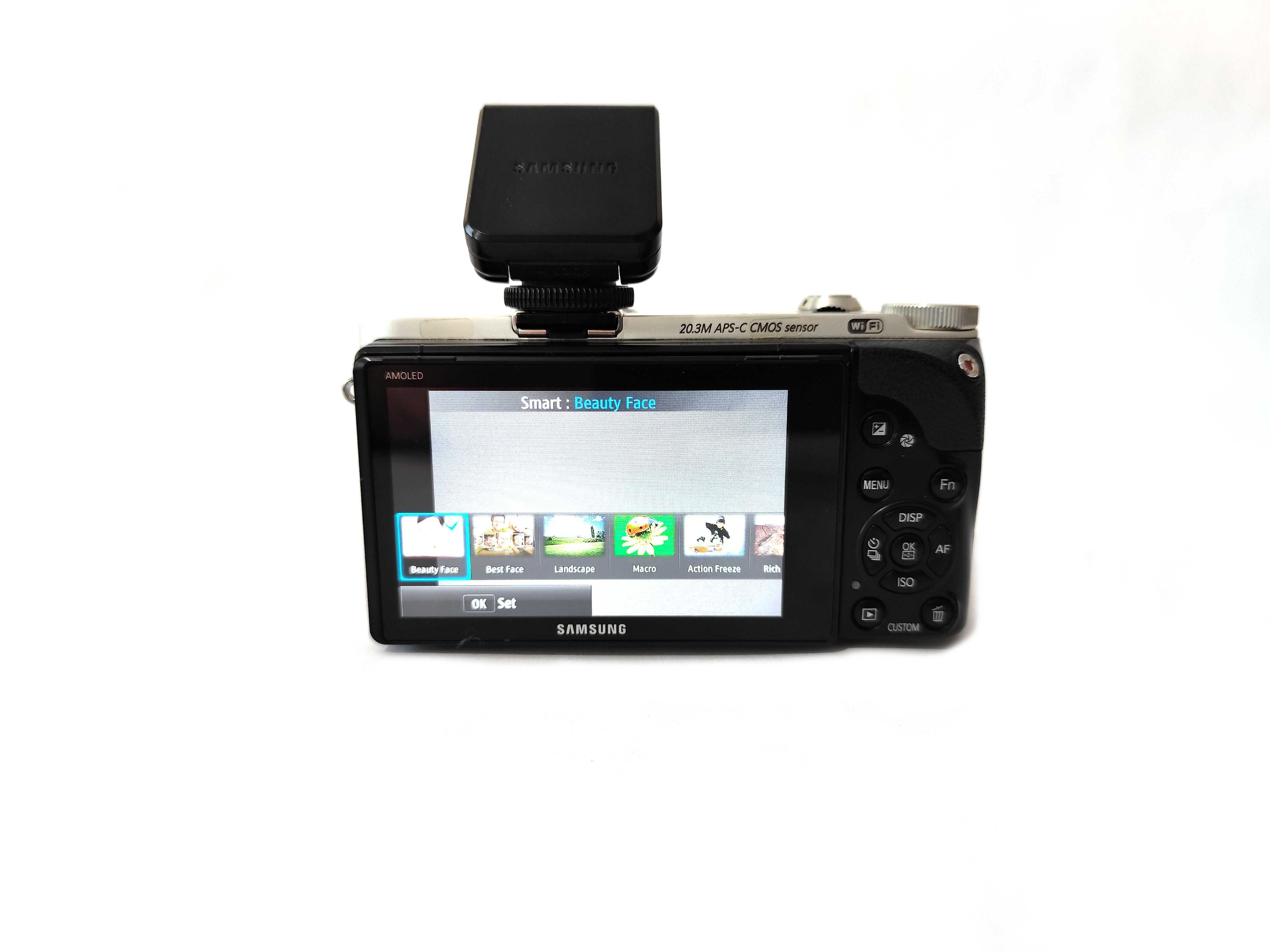 Фотоапарат Samsung NX300M - 20.3 mp, отлично състояние, малък статив