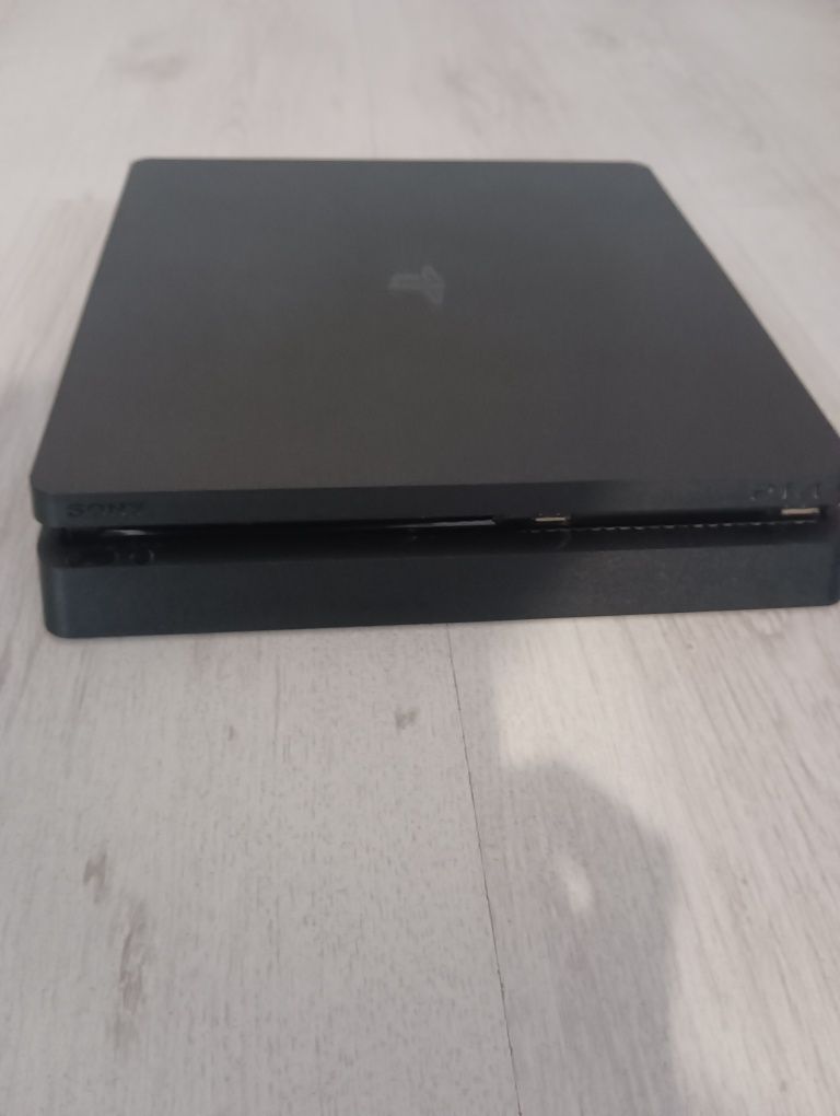 Playstation 4 slim 1TB + 4 джойстика + 3 игри