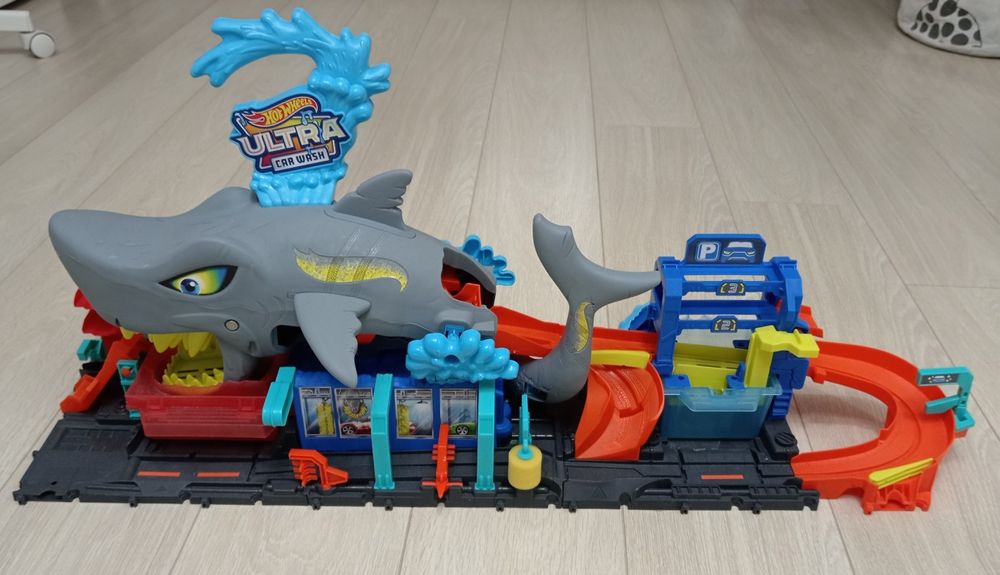 Hot Wheels City - Автомивка с акула и количка с промяна на цвета