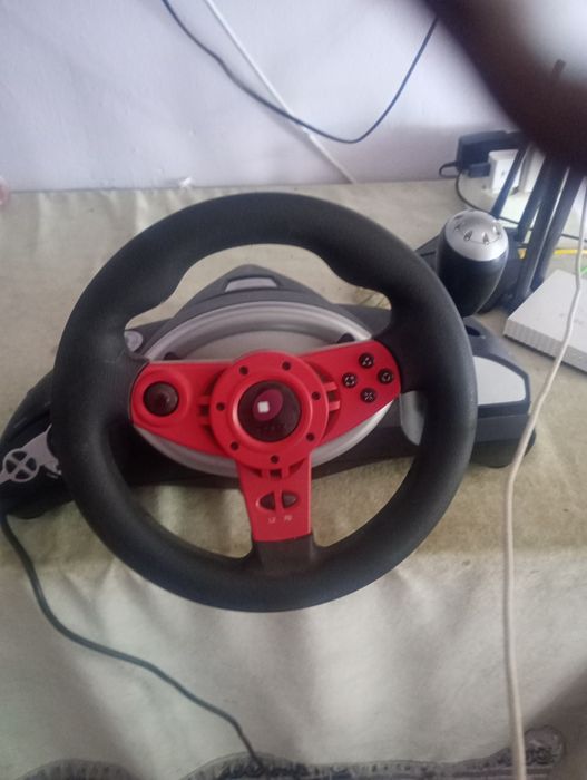 dau 2 volanuri Pentru PC la schimb cu un ps 4 sunt în stare bună
