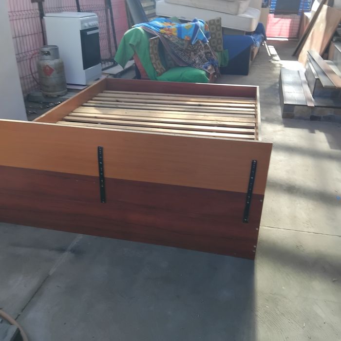 Vînd pat + saltea relaxa de două persoane,200/160