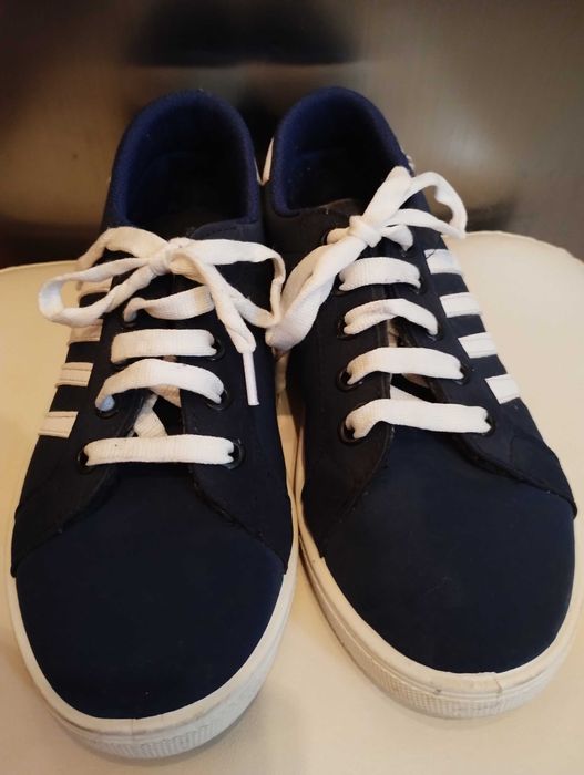 Сандали, маратонки, обувки