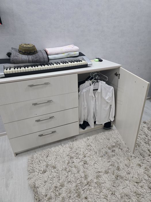 Кровать,  комод , стол и полка для книг