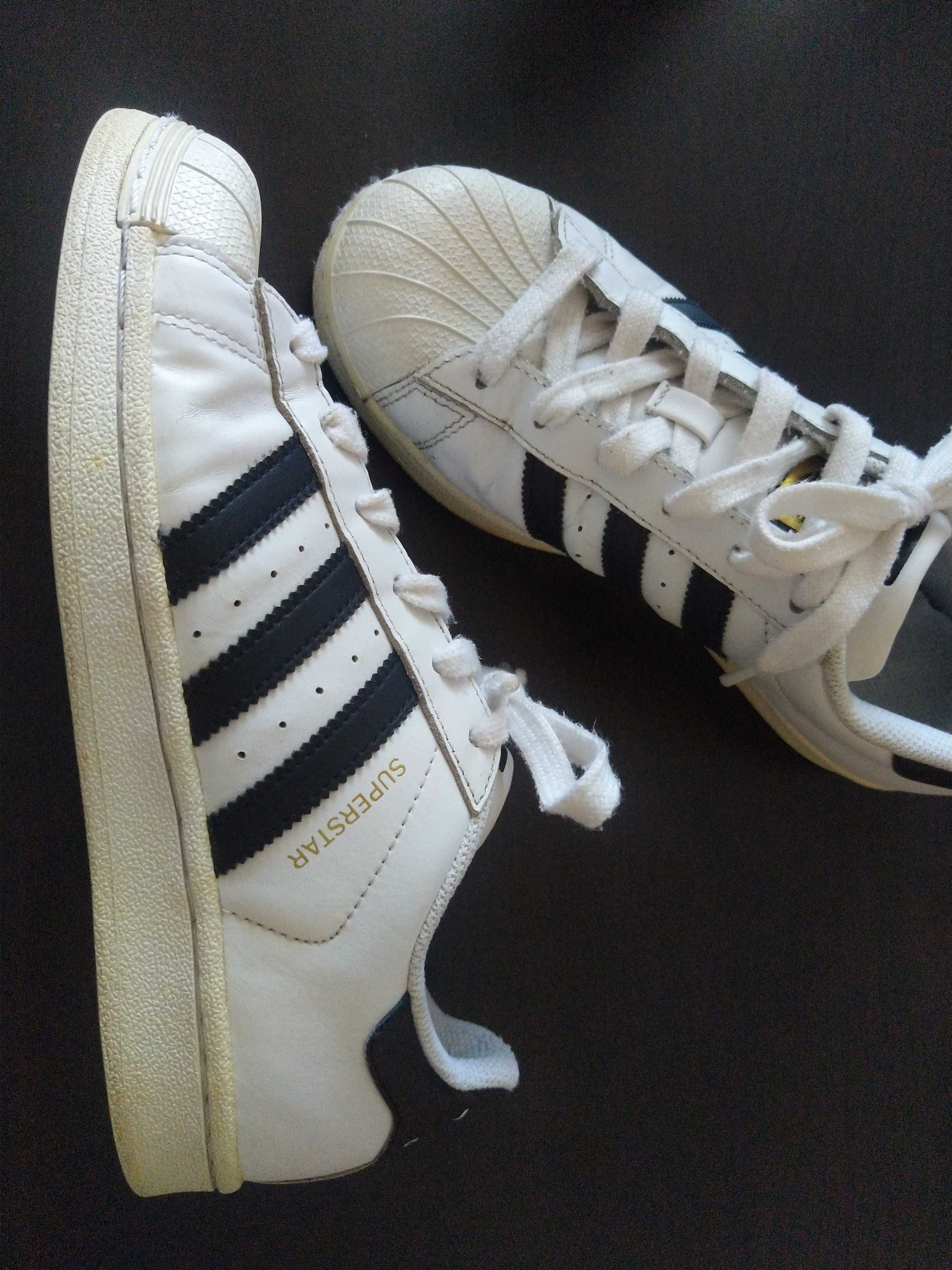 Vând pantofi sport "Adidas originals"