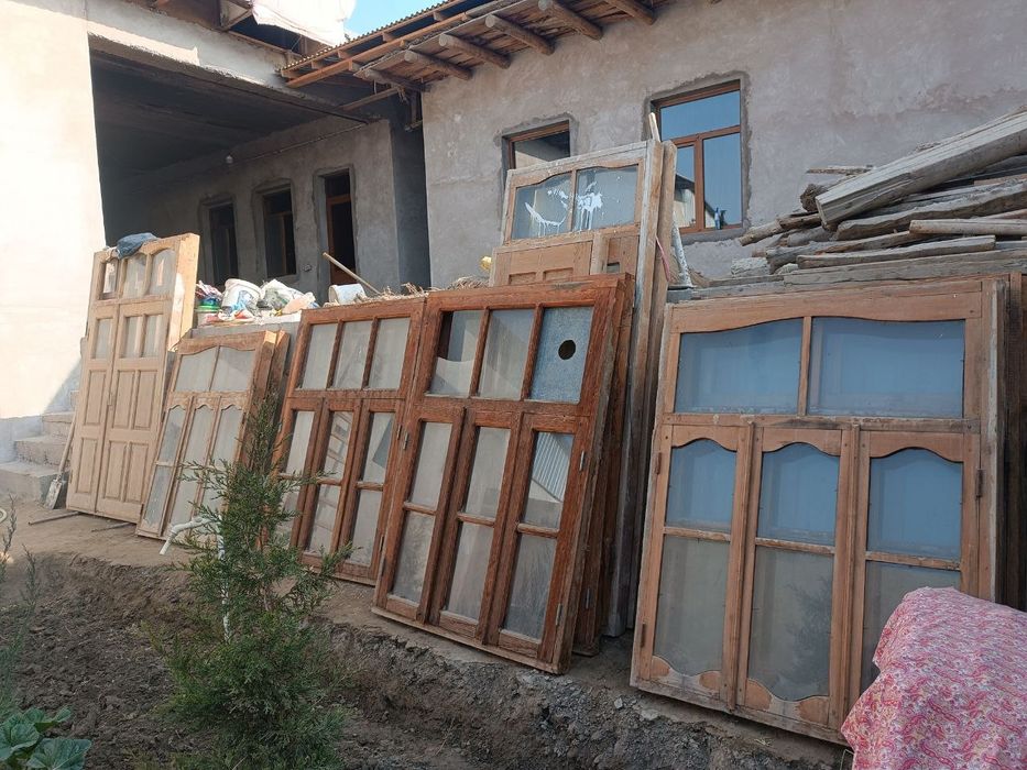 Eshik derazalar sotiladi