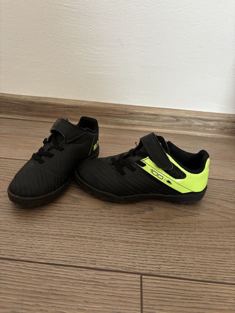 Adidasi fotbal, marimea 29