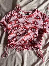 Розова тениска на сърца