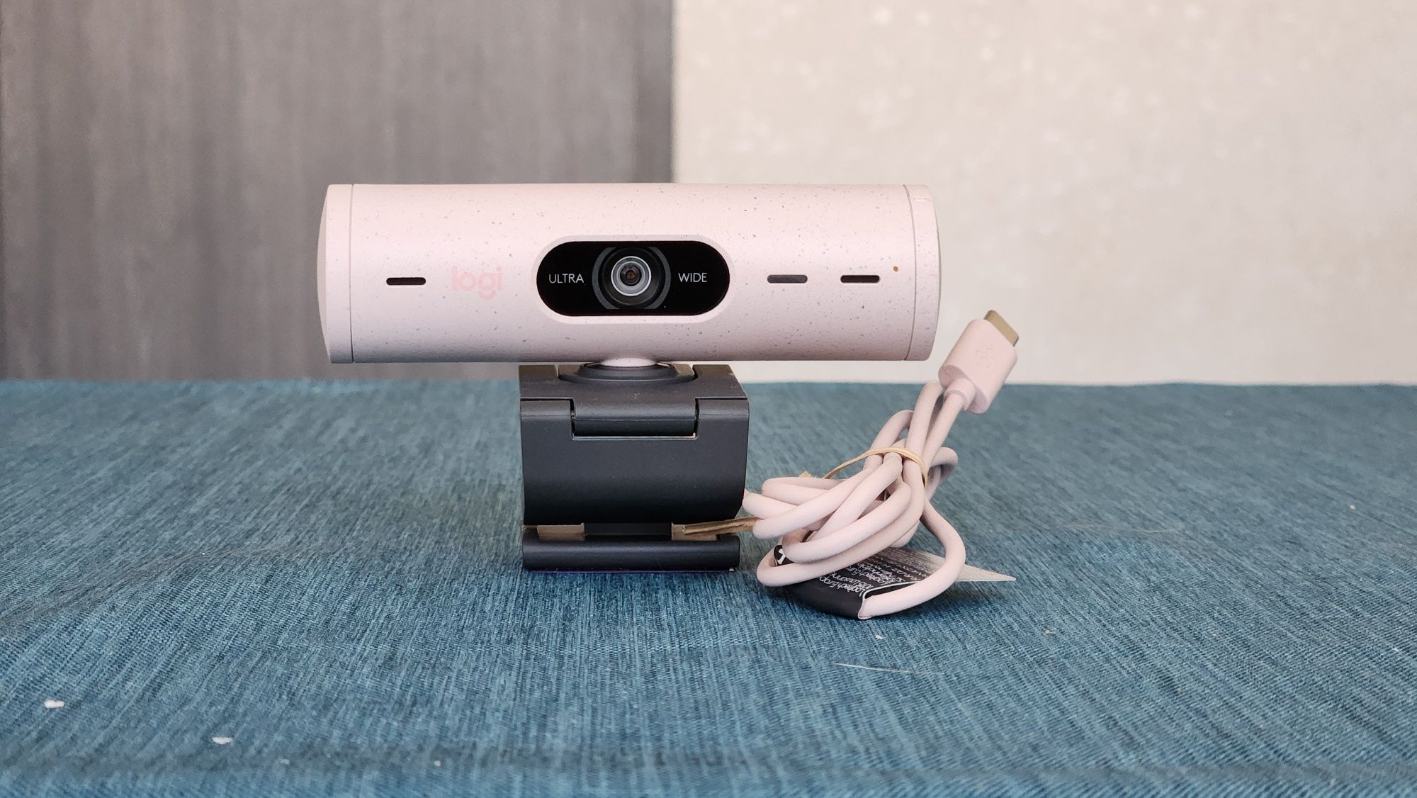 Продавам уеб камера Logitech Brio 500
