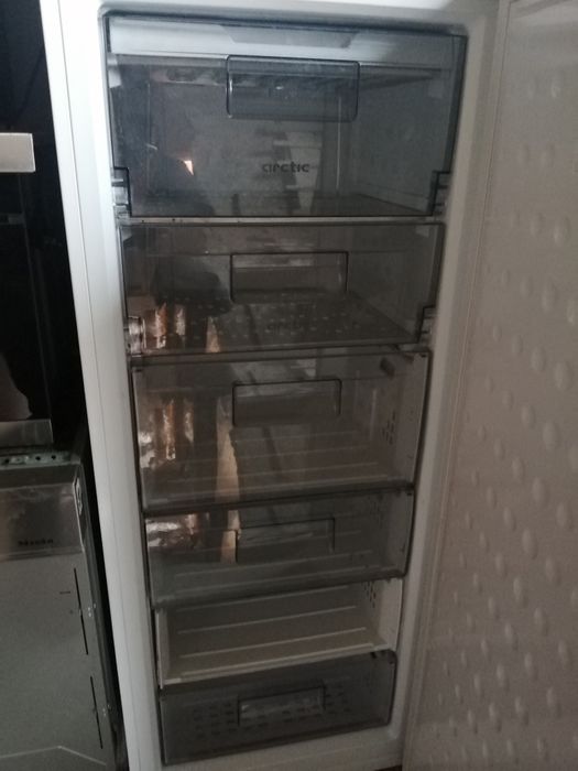 Vând congelator Artic