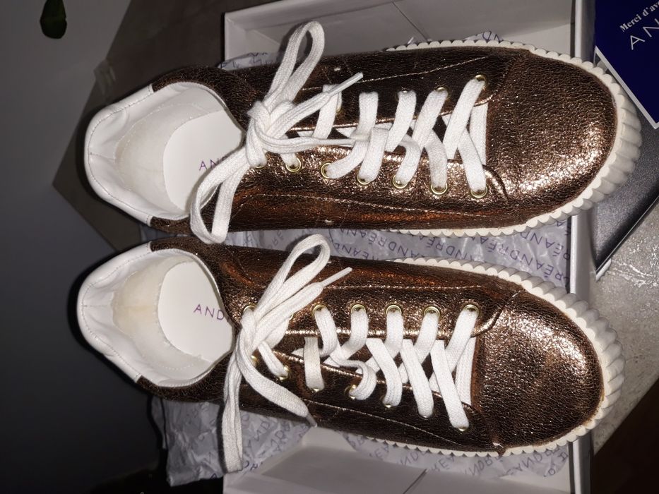 Vând pantofi sport de damă