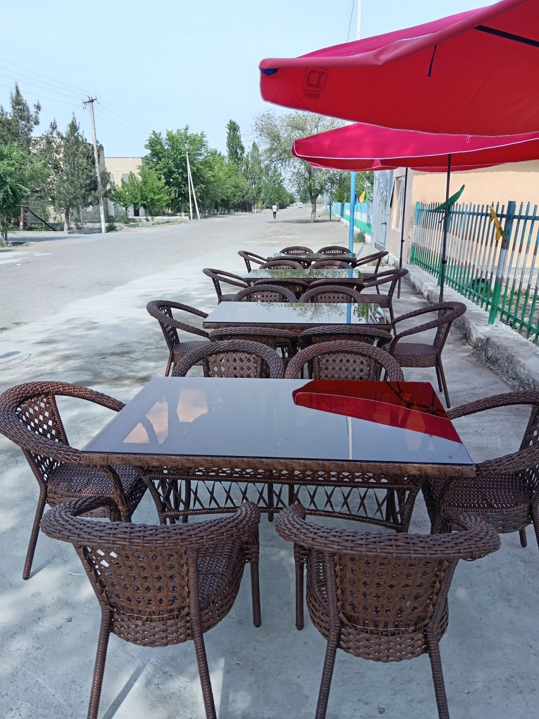 Ratan to'qima stol va kachelalar