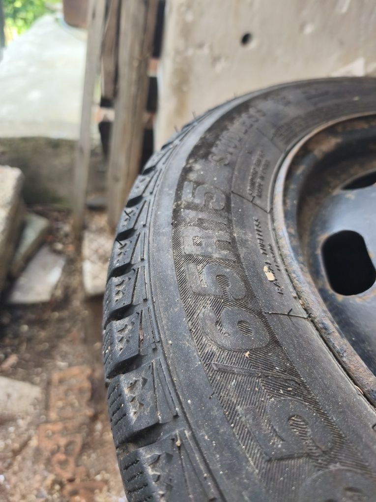 Продавам зимни гуми 195/65R15 с две джанти