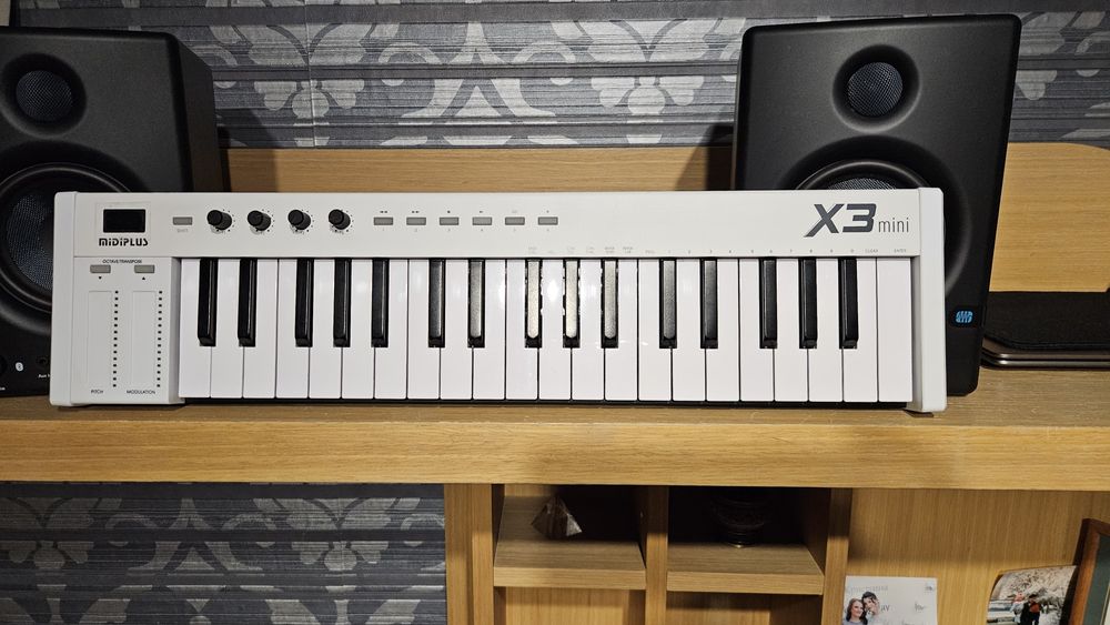Продам midi клавиатуру midiplus x3mini