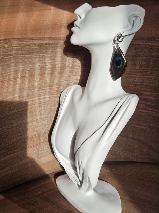 Ръчно изработени обеци с паунови пера, запечатани в епоксидна смола.