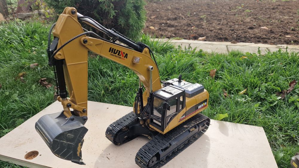 Huina 1592 RC багер 1:14 – метална кофа, реалистичен