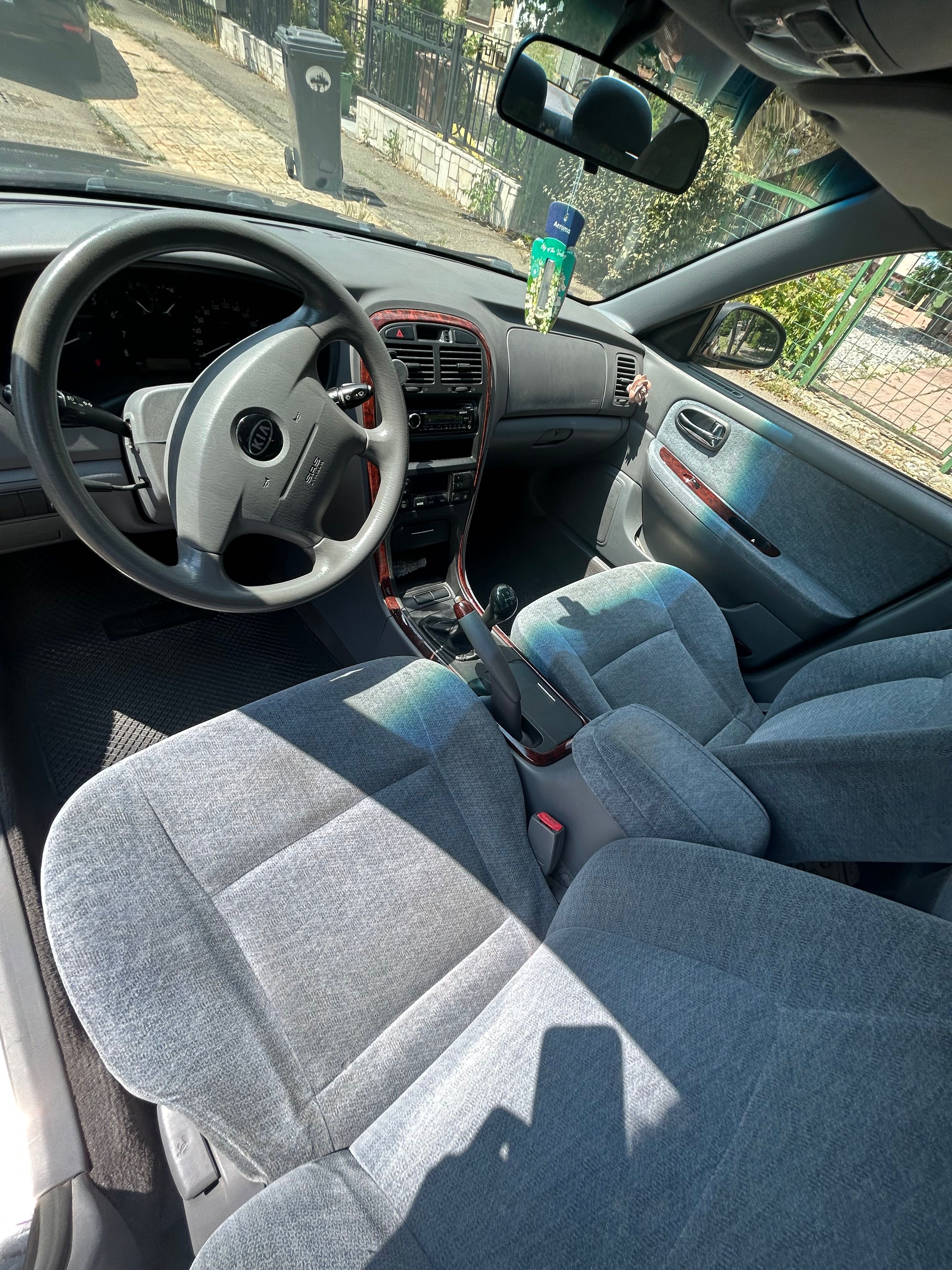 AutoKia Magentis