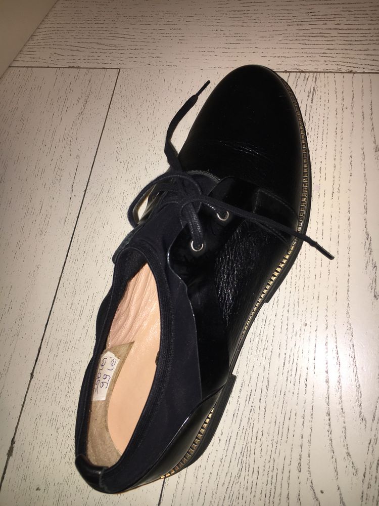 Vand pantofi imitatie piele nou nouti purtati doar in casa pt proba