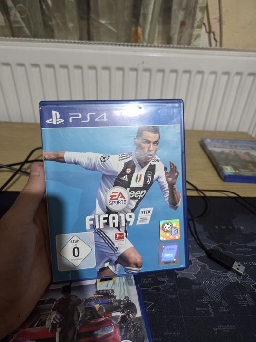 Vând ps 4 slim in stare foarte bună