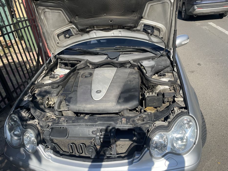 Mercedes-Benz C220D din 2004 masina arata si functioneqza imbecabil