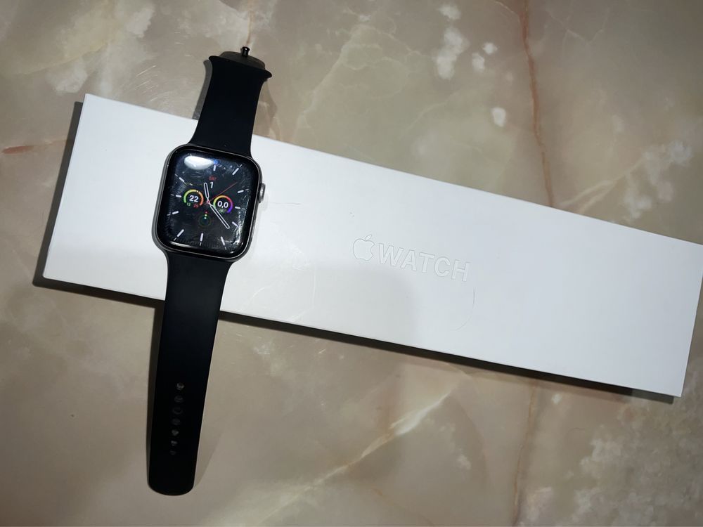 Apple Watch Seria 4, 44mm Space Grey Aluminium Case, Black Sport Band