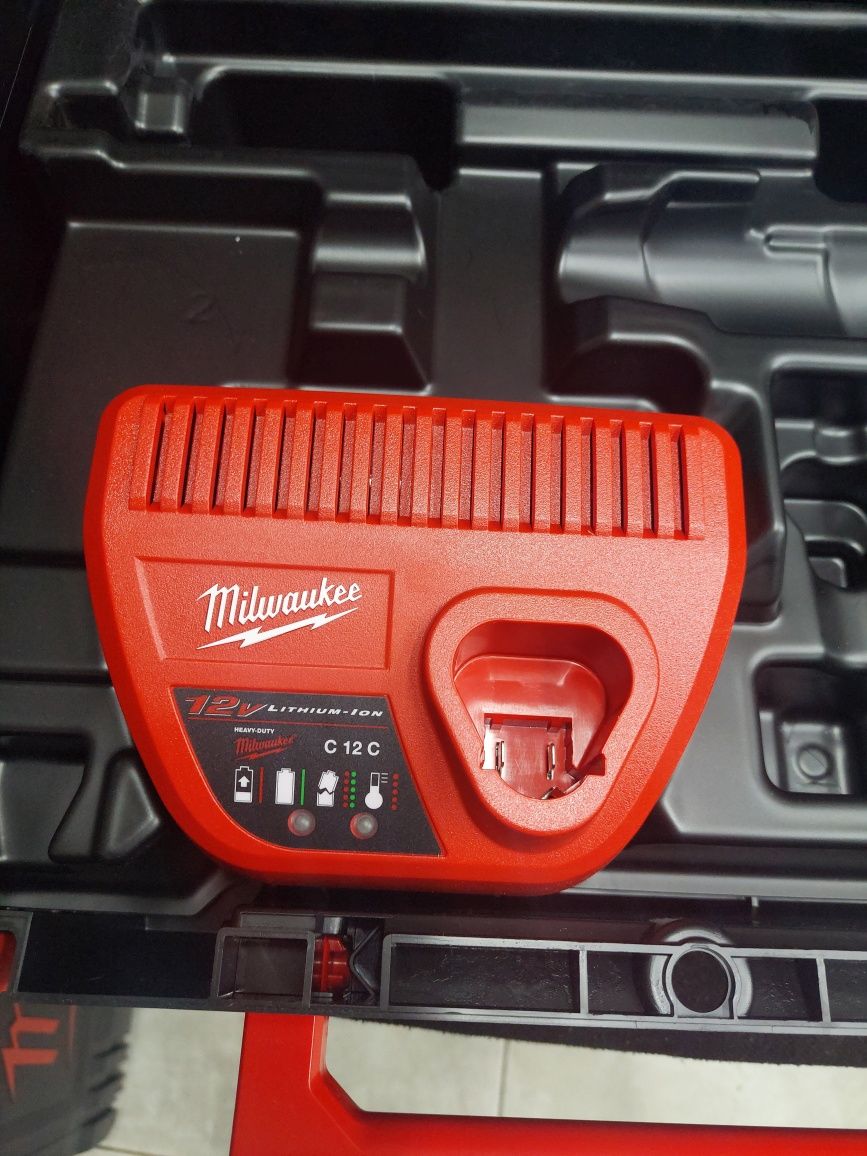 Зарядно устройство Milwaukee M12 c12c