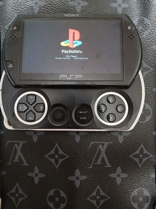 Assalom alekum Psp Go sotiladi 16gb Sony 1 Uyinlari xam bor