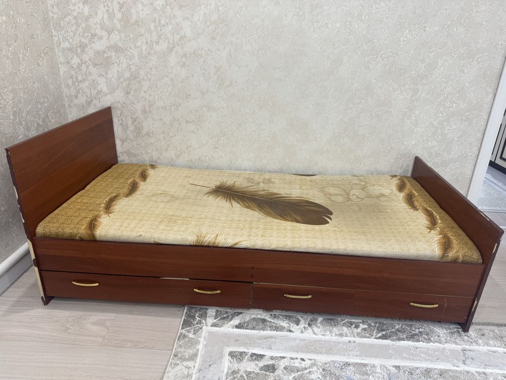 Продаю кровать с матрасом