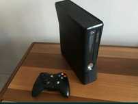 Xbox 360 slim+геймпад+игра+провода/в отличном состоянии.