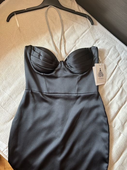 Чисто нова черна рокля