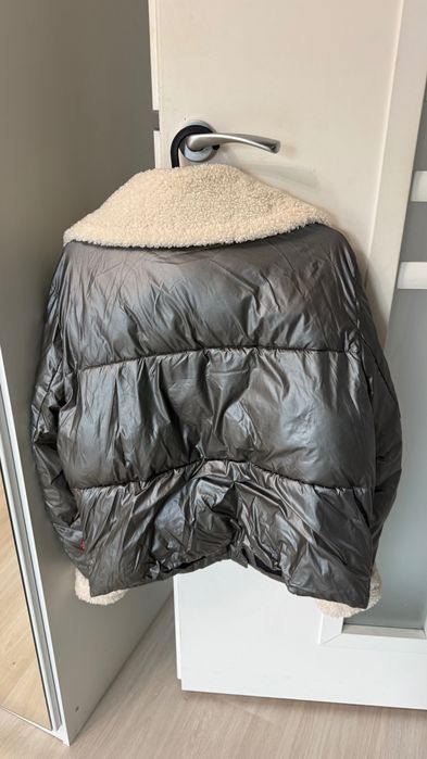 Vând o jachetă Levis