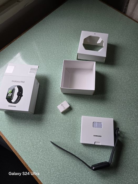 Чисто нова смарт гривна Samsung Galaxy fit 3