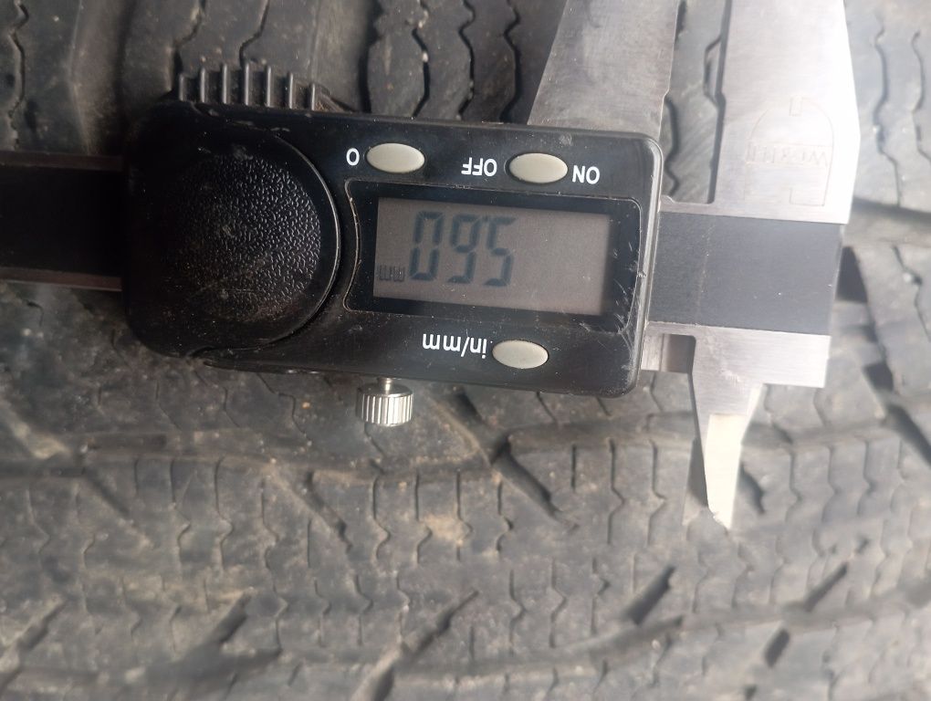 Гуми за бус 195/75R16C Bridgestone 2бр. Nokian 1бр