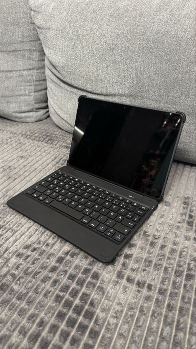 Таблет Amazon Fire HD 10 Plus + калъф с клавиатура за таблета