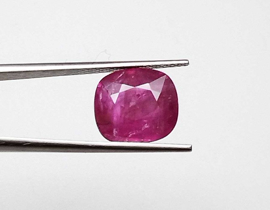 Пурпурно червен естествен рубин с рядка големина 4.26кт! Сертифициран!