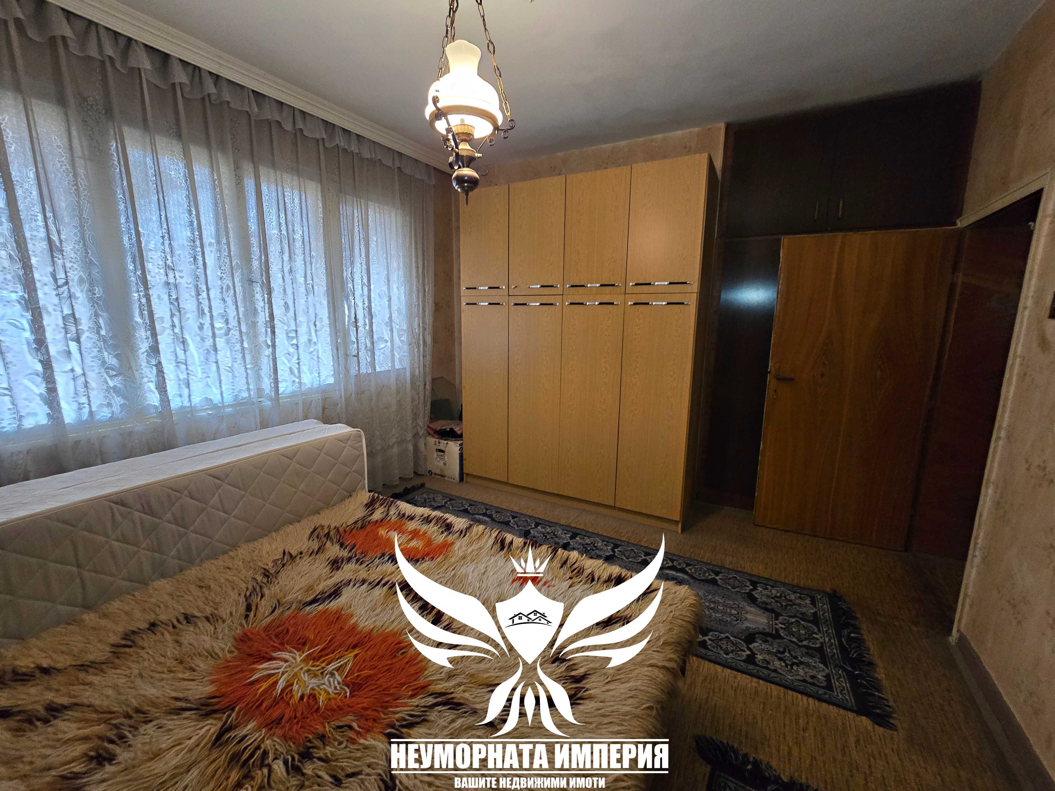 Продавам тристаен 120кв. с гараж и дворно място в Асеновград
