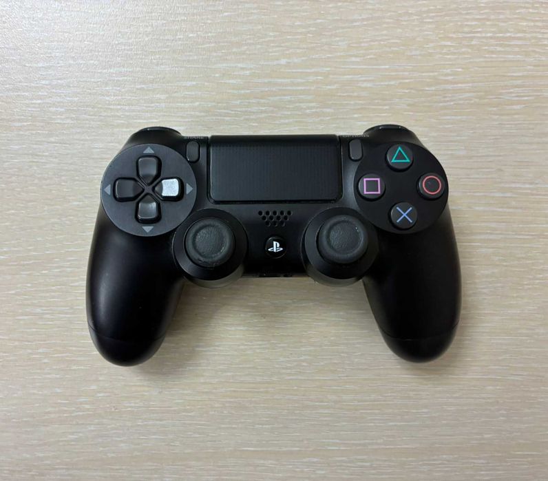 Продавам PlayStation 4 (1 TB) комплект