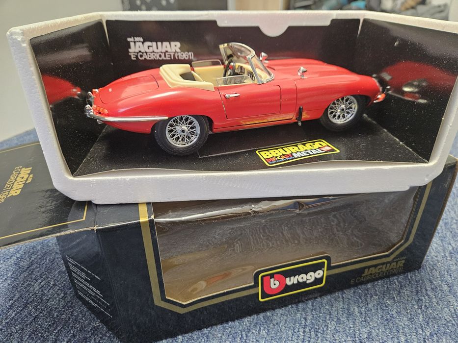 Macheta Die-cast Metal/Plastic Bburago scala 1:18 Jaguar E Cabriolet