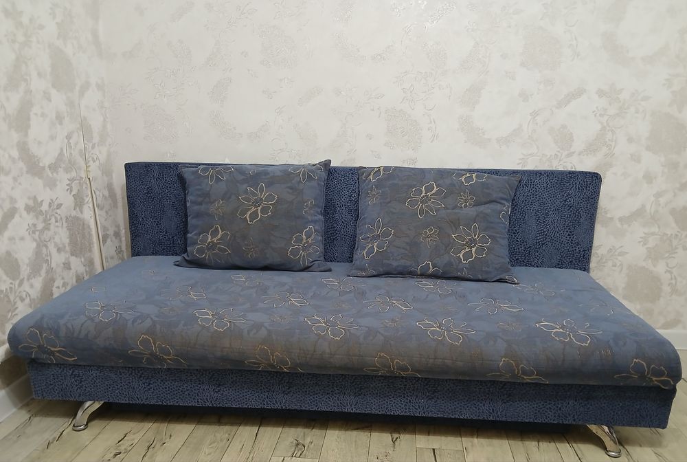 Диван синий в хорошем состоянии