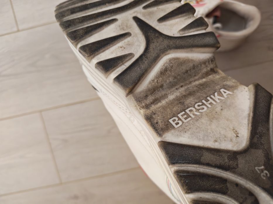 Кроссовки от бершка 37- 38 размер