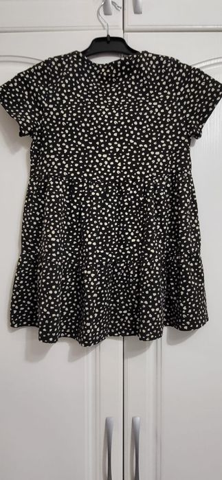 Rochie clos cu buline H&M
Marimea 128 cm (7-8 ani).